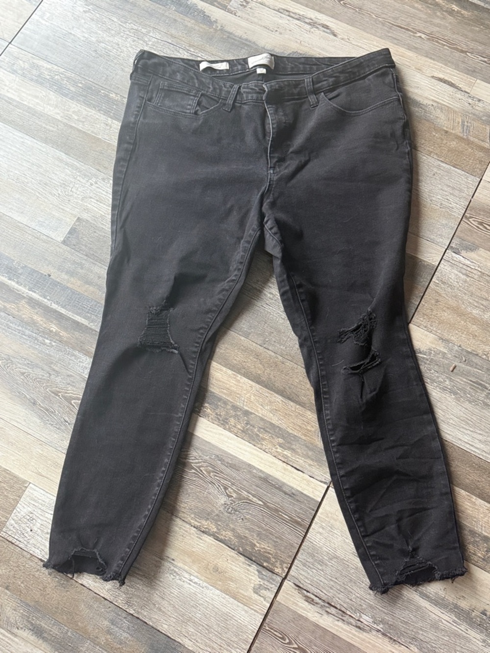 Universal Thread Black Distressed Ankle Jeans